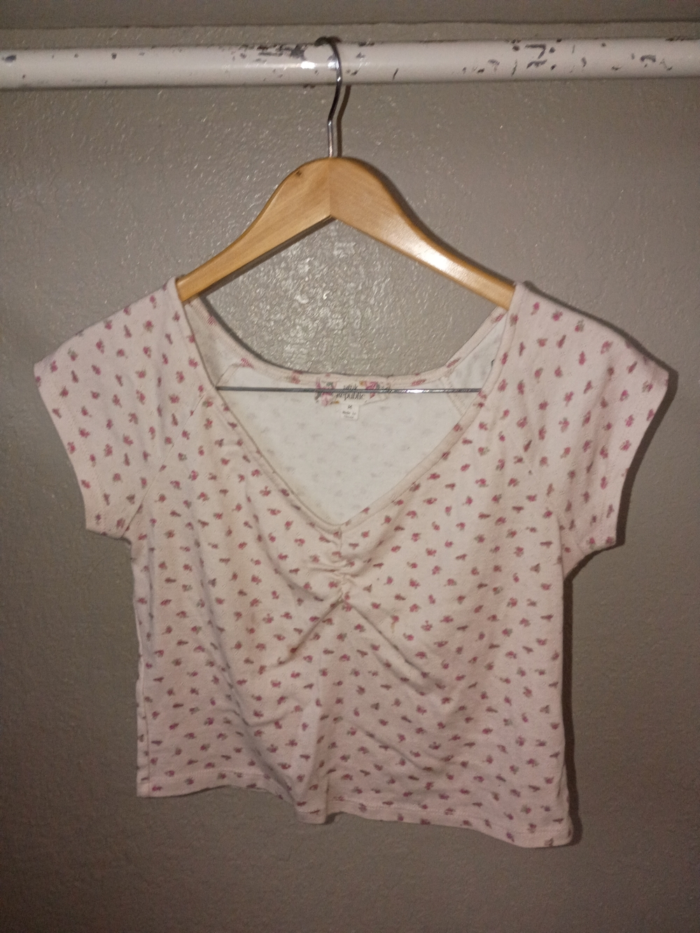 Light Cream Pink Floral Cropped V-Neck Tee